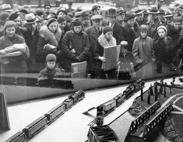 Higbee's display facing spectators 1934 - ClevelandHistorical.org